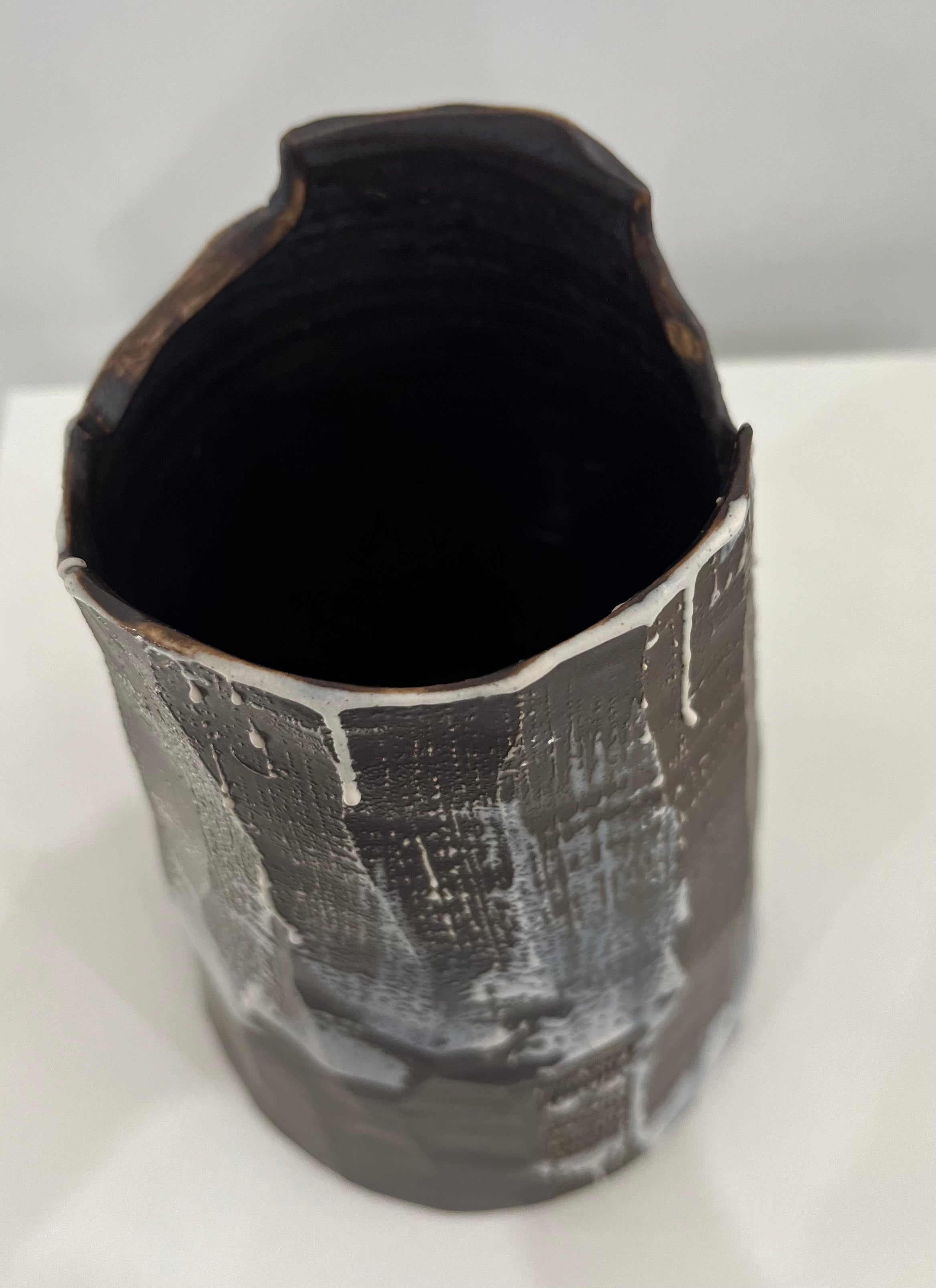 Black and white arid mountain vase