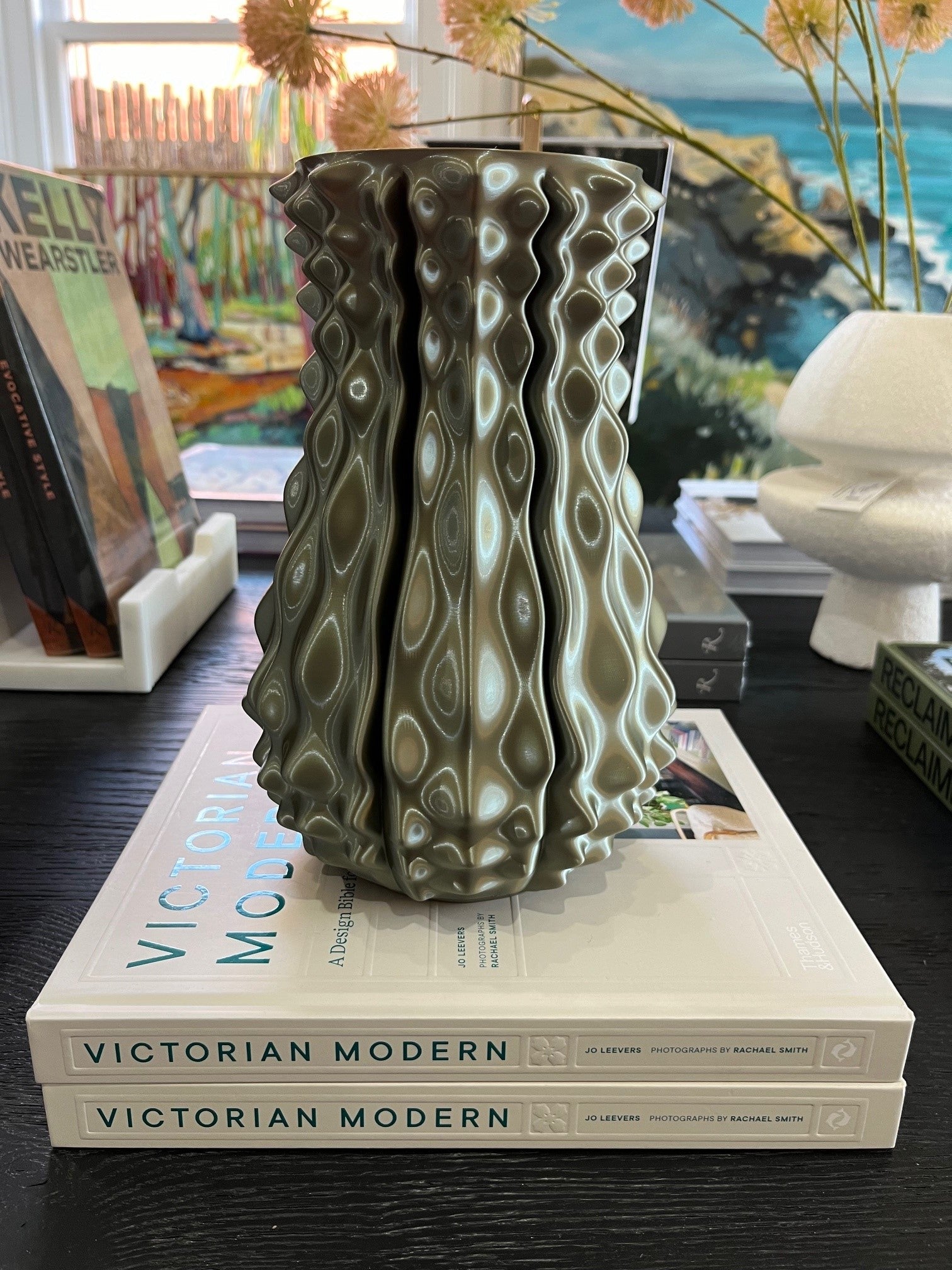 The Daily Rabbit Hedgehog Vase in Bronze Silk 20 CM