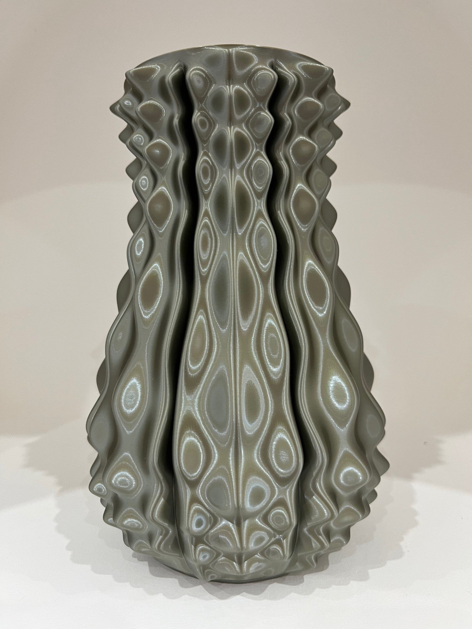 The Daily Rabbit Hedgehog Vase in Bronze Silk 20 CM