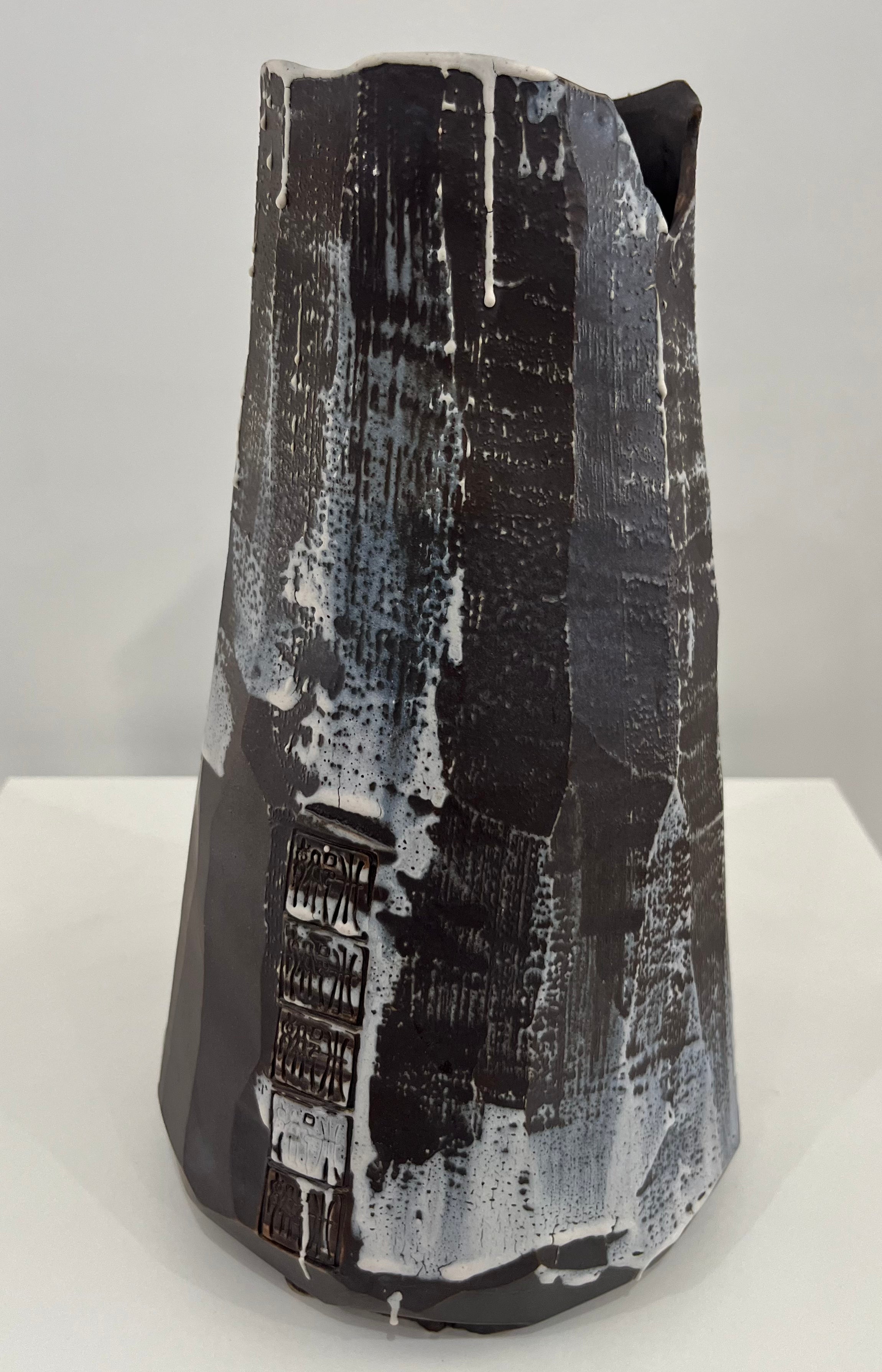 Black and white arid mountain vase